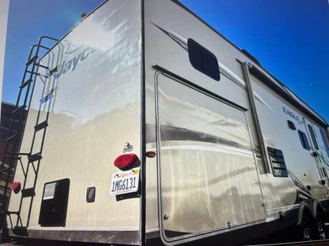 2017 Jayco Eagle HT 29.5 Fifth Wheel – Luxurious Comfort on the Road Towable trailer in Yucaipa