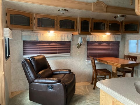 Montana Fifth Wheel: Luxury living for extended stays and travel adventures Towable trailer in Bremerton
