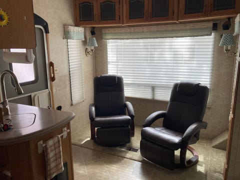 Montana Fifth Wheel: Luxury living for extended stays and travel adventures Towable trailer in Bremerton