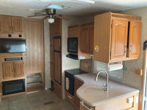 Montana Fifth Wheel: Luxury living for extended stays and travel adventures Towable trailer in Bremerton