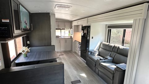 Couples Camper with Excellent Floorplan! Towable trailer in Maryville