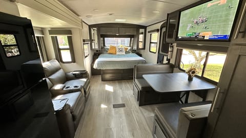 Couples Camper with Excellent Floorplan! Towable trailer in Maryville