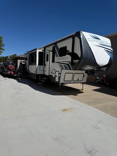 ON SITE. No need to find an RV park. 43' Toy hauler/2Bath. Sleeps 10. Towable trailer in Albuquerque