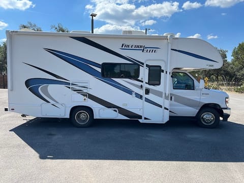 2021 Thor Freedom Elite Drivable vehicle in Lago Vista