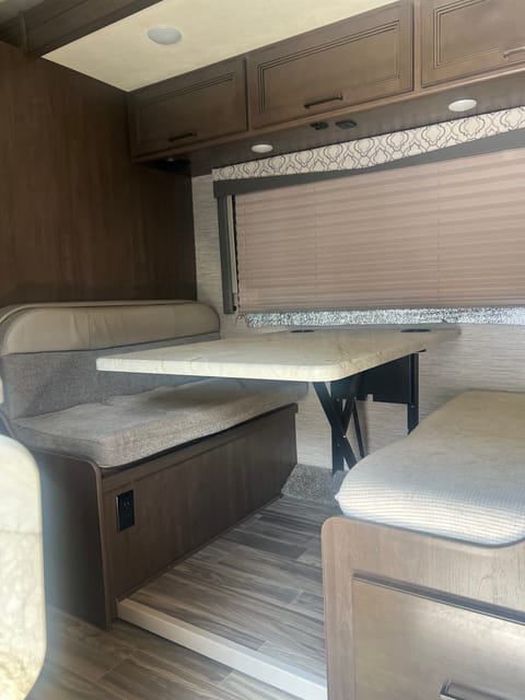 2021 Thor Freedom Elite Drivable vehicle in Lago Vista