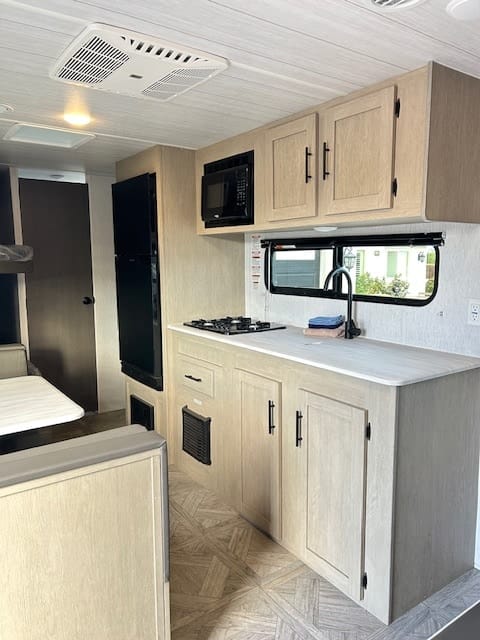 2024 Salem Sleeps 8 With Bunk Beds & Solar! Towable trailer in Hesperia