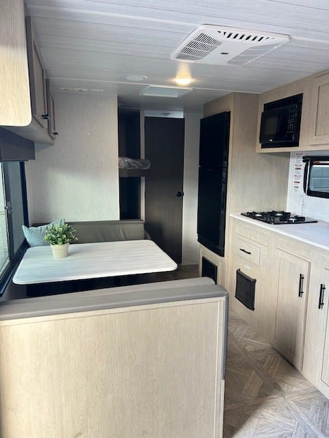 2024 Salem Sleeps 8 With Bunk Beds & Solar! Towable trailer in Hesperia