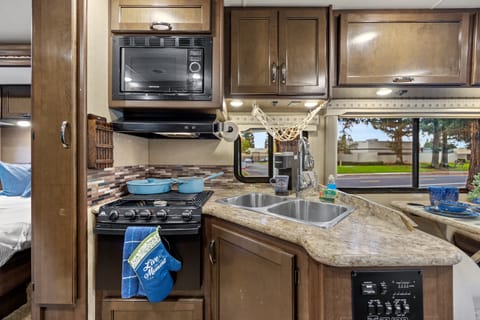 Lassen Four Winds | FREE 50GB STARLINK WIFI | Sacramento Drivable vehicle in Rancho Cordova