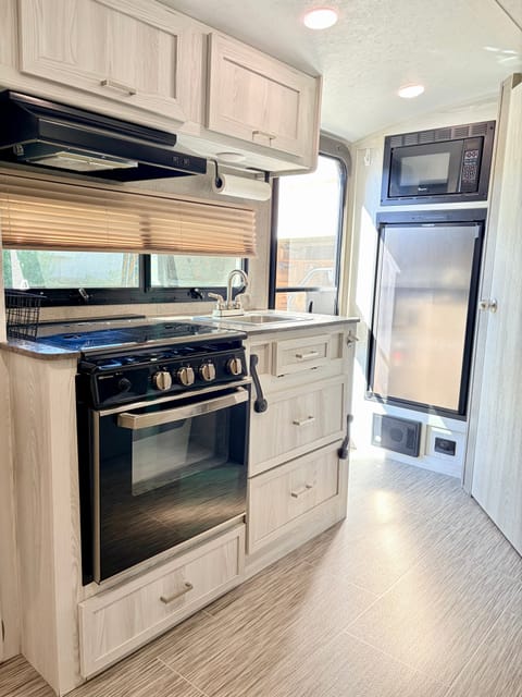 2020 Rockwood GeoPro 20’ with Slide Out, Easy Tow Towable trailer in Citrus Heights