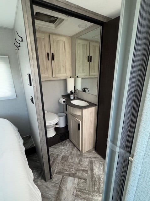 28ft Class C Sunseeker RV with Leveling Jacks Drivable vehicle in San Mateo