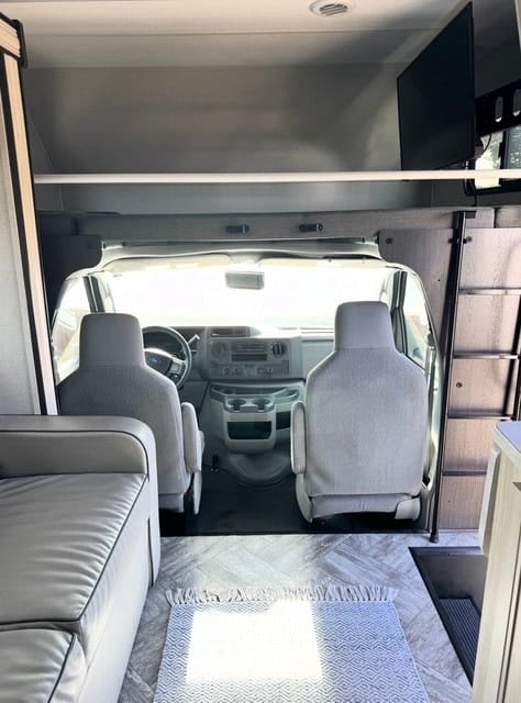 28ft Class C Sunseeker RV with Leveling Jacks Drivable vehicle in San Mateo