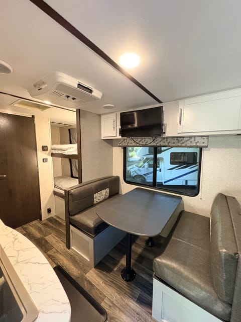 Compact travel trailer sleeps 5 people Towable trailer in Campbell