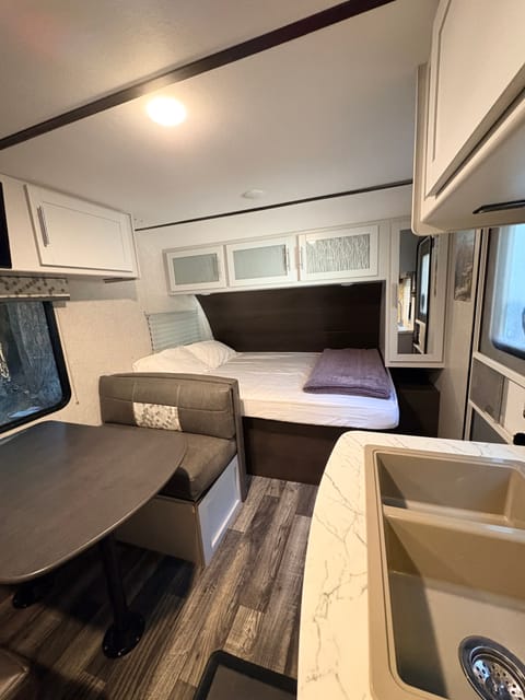 Compact travel trailer sleeps 5 people Towable trailer in Campbell