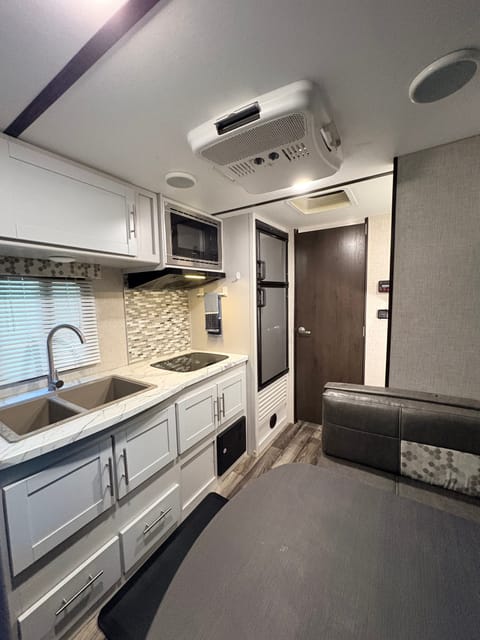 Compact travel trailer sleeps 5 people Towable trailer in Campbell