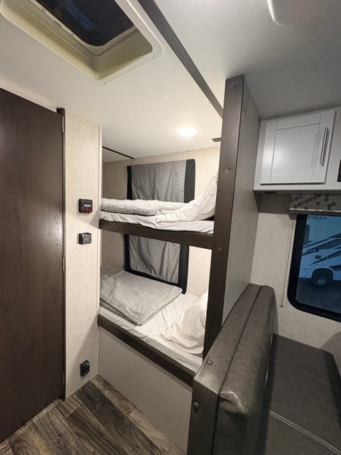 Compact travel trailer sleeps 5 people Towable trailer in Campbell