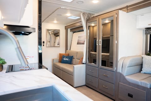 NEW ARRIVAL! 2025 Thor Freedom Elite 27HE Drivable vehicle in Elk Grove