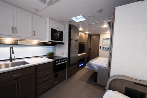 NEW ARRIVAL! 2025 Thor Freedom Elite 27HE Drivable vehicle in Elk Grove