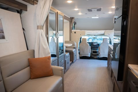 NEW ARRIVAL! 2025 Thor Freedom Elite 27HE Drivable vehicle in Elk Grove