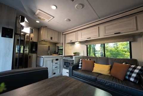 Beautiful Bunkhouse Motorhome - Forest River Sunseeker 3250DLE Drivable vehicle in Elk Grove
