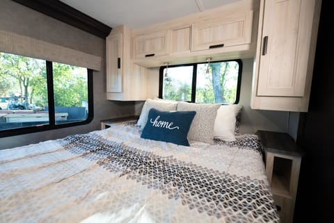 Beautiful Bunkhouse Motorhome - Forest River Sunseeker 3250DLE Drivable vehicle in Elk Grove