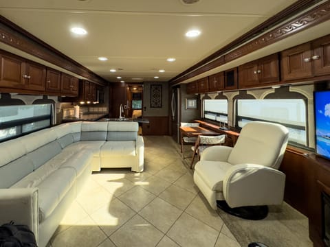 The Big Beautiful Motor Home Drivable vehicle in Lake Elsinore