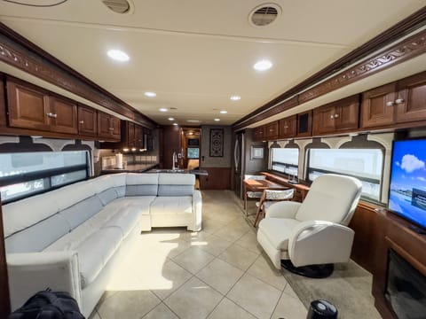 The Big Beautiful Motor Home Drivable vehicle in Lake Elsinore