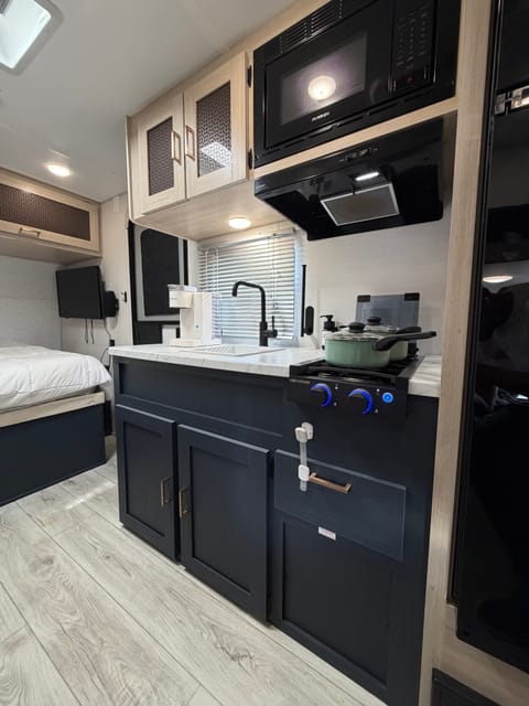 Brand NEW 21ft Forest River Primetime Avenger Light Weight Towable trailer in Eastvale