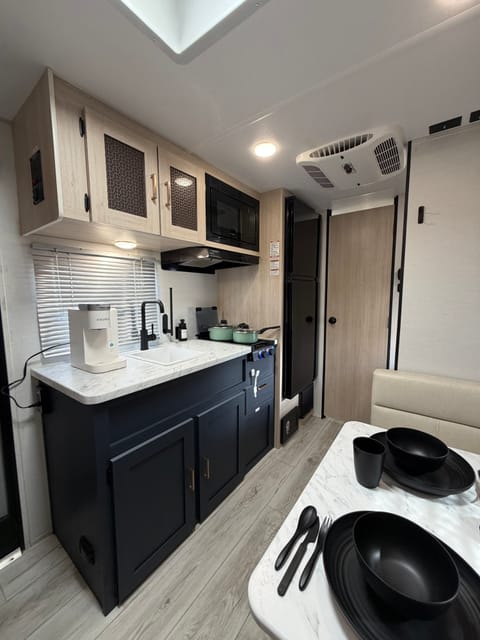 Brand NEW 21ft Forest River Primetime Avenger Light Weight Towable trailer in Eastvale