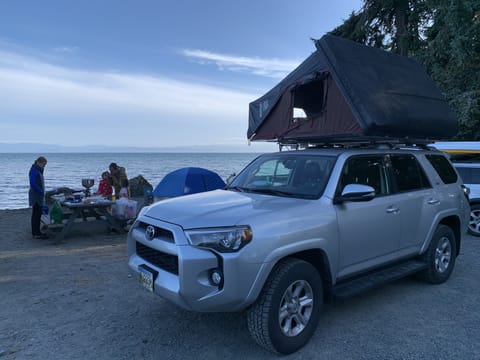 4x4 Toyota 4Runner with Roof Top Tent (STARLINK INTERNET) Drivable vehicle in Nanaimo