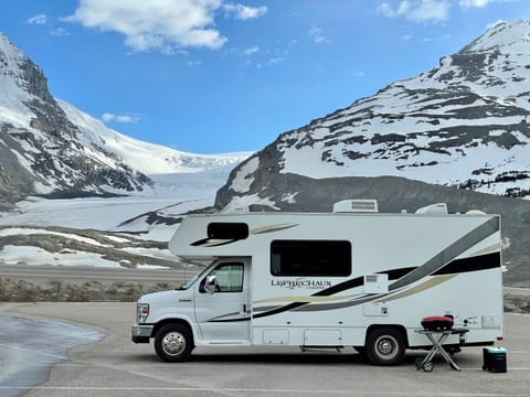 Freecamping at Columbia Icefields 
June 2022 Courtesy of guests, Ferry, Fennie & Novan Tang. (Holland)