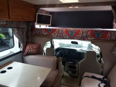 2009 Yellowstone, 29ft, 8 sleeps ideal for big family vacation Drivable vehicle in Oak Bay