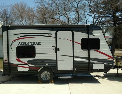 2015 Dutchmen Aspen Trail Camper light weight RV travel trailer kitchen Towable trailer in Breezy Point