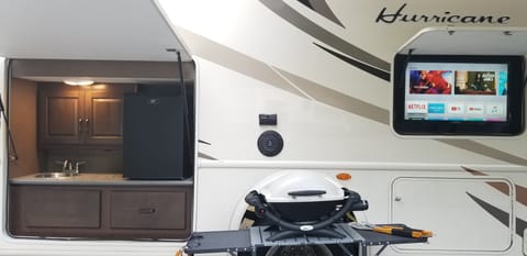 2018 Thor Motor Coach Hurricane 34J (Bunk House) with 73+ Live TV Ch!! Veículo dirigível in Centreville