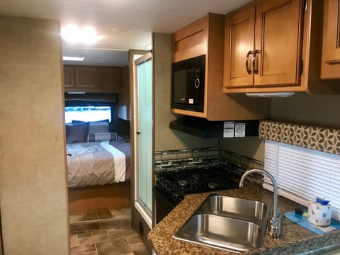 2016 Family Size Motor Coach - Private Bedroom - TV/DVD Sleeps 8 Véhicule routier in Tampa