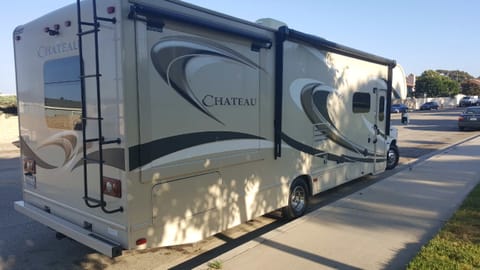 2015 Thor Motor Coach Chateau Fahrzeug in Corona