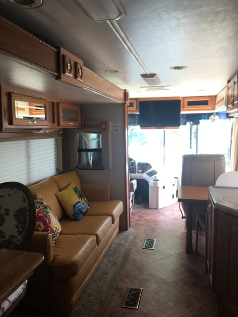 2008 Yellowstone Gulf Stream Motor Home Drivable vehicle in Highland City