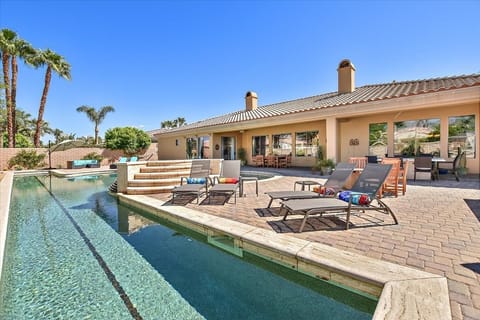 A Palm Tree View Apartment in La Quinta