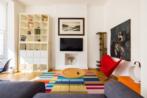 Primary Hues Apartment in City of Westminster