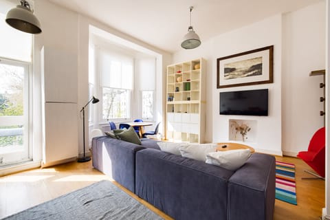 Primary Hues Apartment in City of Westminster