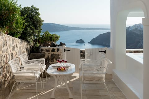 Aegean White Apartment in Oia