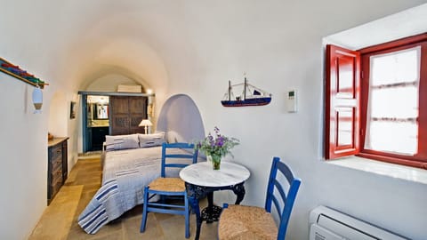 Little Red Door Apartment in Oia