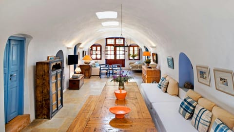 Little Red Door Apartment in Oia