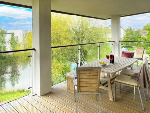 Life by the Lake House in Cotswold District