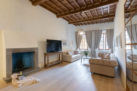 Raffaello Rafters Apartment in Florence