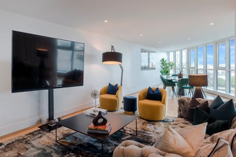 River & Glass Apartment in City of Westminster