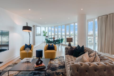 River & Glass Apartment in City of Westminster