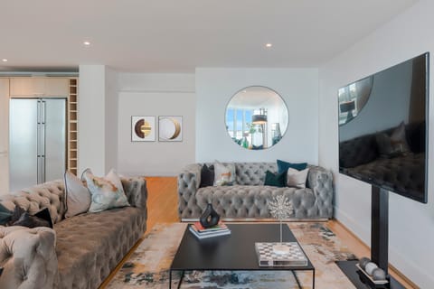 River & Glass Apartment in City of Westminster