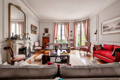 Timeless Tradition Apartment in Paris