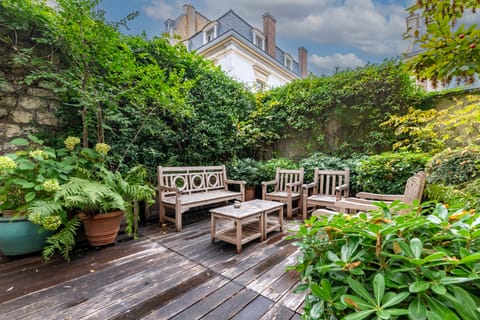 Emerald Gardens Apartment in Paris