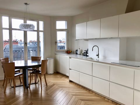 Lofty & Light Apartment in Paris